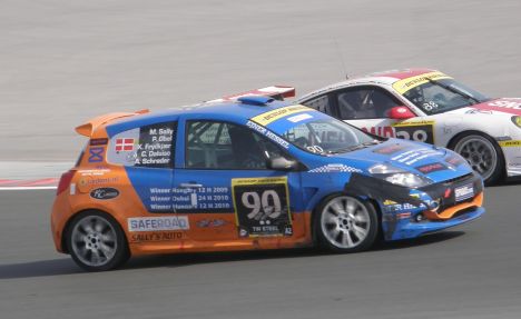 Kennie Frydkjær Jensen blev sidste mand i Sally Racings Renault Sport Clio II i Dubai for denne gang, men lur mig om ikke teamet er på plads igen i 2012. Men inden da skal bilen lige til fransk vask og strygning, løbet i Dubai har sat sine tydelige spor på den!